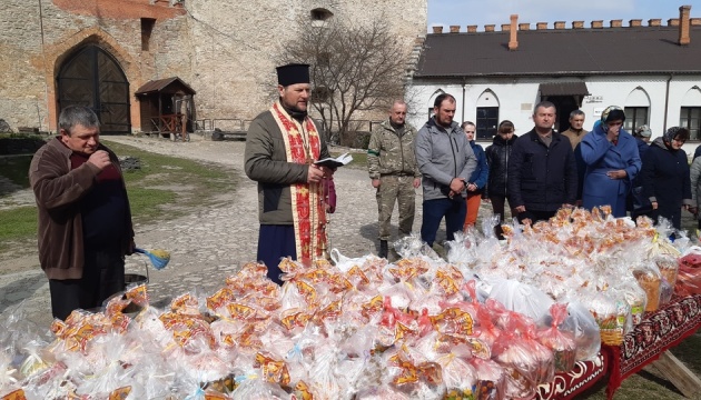 У Меджибізькому замку на Хмельниччині освятили 3 000 пасок для українських захисників
