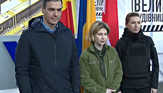 Regierungschefs Spaniens und Dänemarks in Kyjiw eingetroffen 