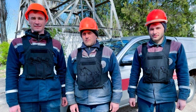 Миколаївські енергетики отримали бронежилети та інше захисне спорядження для роботи