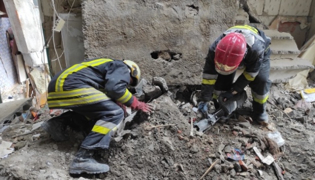 У Чернігові рятувальники знайшли тіла ще трьох загиблих від російських авіаударів