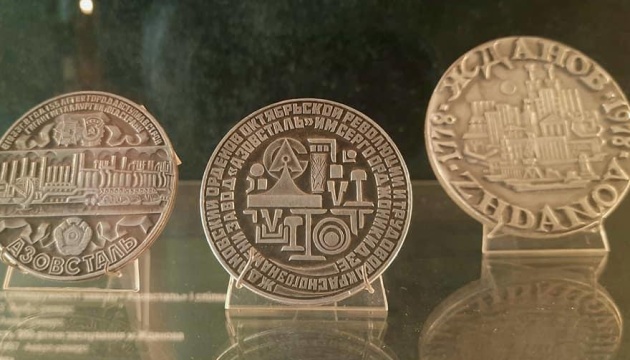 Une collection unique du Musée d'art de la médaille de Marioupol fauchée par les troupes russes 