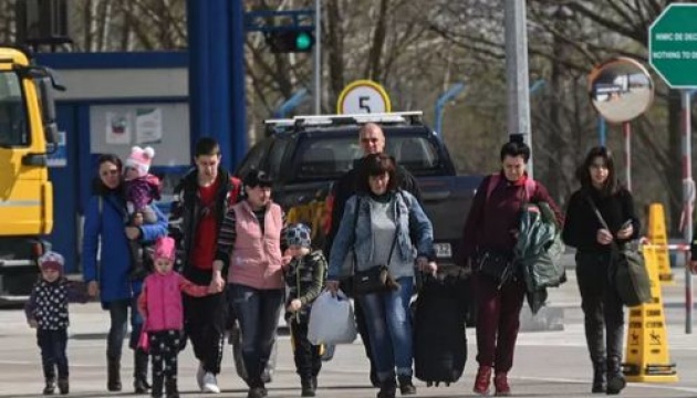 У Францію з Молдови прибув перший літак з українськими біженцями  