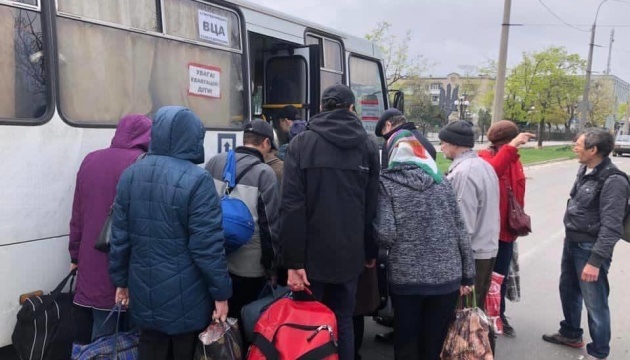 Almost 100 civilians from Kherson region reach Dnipropetrovsk region on their own on Apr 21