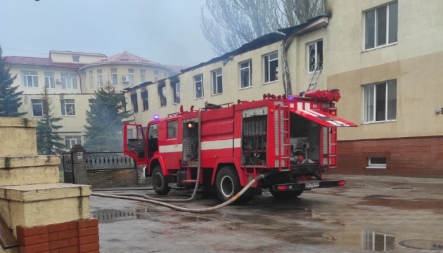 Invasores rusos disparan con Uragan contra un hospital de traumatología en la región de Donetsk