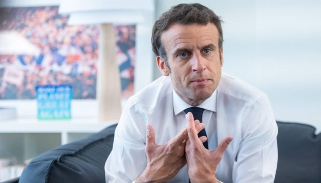 Emmanuel Macron promet que la France va intensifier ses livraisons d’armes à l’Ukraine 
