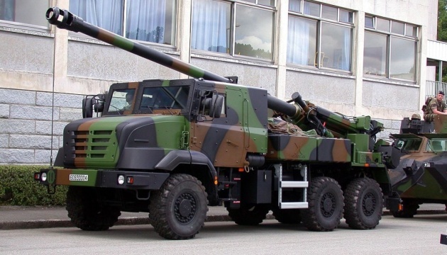 マクロン仏大統領、ウクライナへの１５５ミリ自走砲と対戦車ミサイルの供与を説明