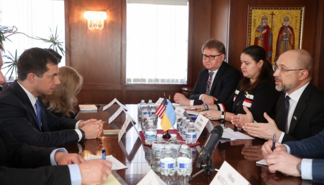 Shmygal diskutoval s ministrom dopravy USA o obnove ukrajinskej infraštruktúry