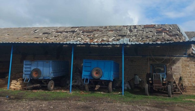 На Дніпропетровщині загарбники поцілили у будівлю із сільгосптехнікою