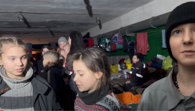 ウクライナ軍人、マリウポリのアゾフスタリ地下避難所の民間人の様子を動画で紹介