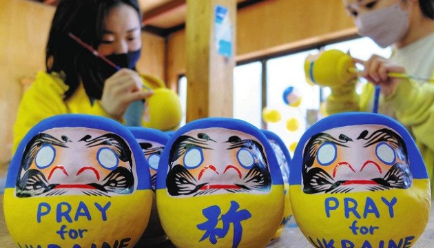 У Японії створюють ляльки дарума в українських кольорах, гроші від продажів передадуть Україні