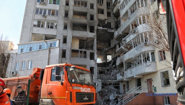 Zerstörtes Hochhaus nach Raketenangriff auf Odessa: Trümmerräumung dauert an