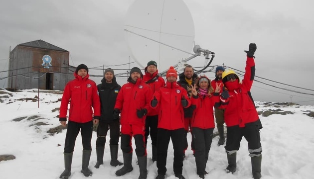 El equipo de la estación antarctica Akademik Vernadsky graba un mensaje de vídeo a Ucrania con motivo de la Pascua