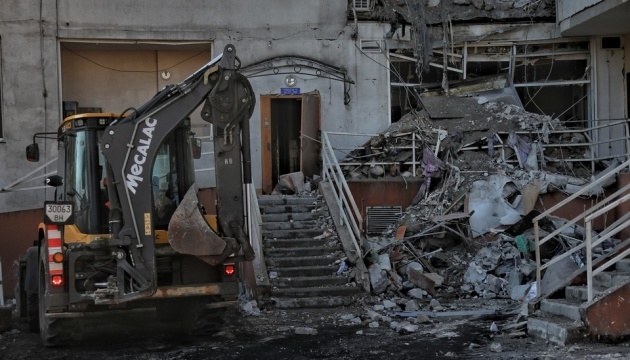 Desmantelan los escombros del edificio alcanzado por un misil ruso en Odesa