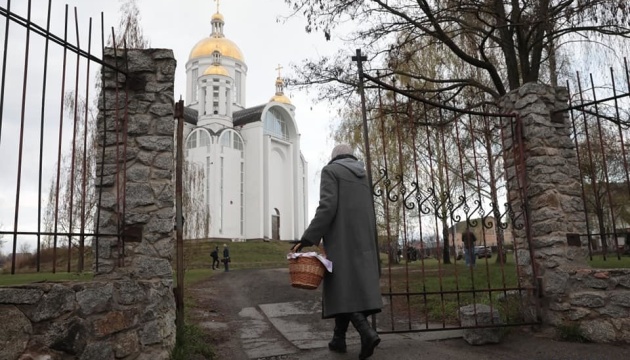У понівечених росією Бучі та Ірпені українці прийшли до храмів