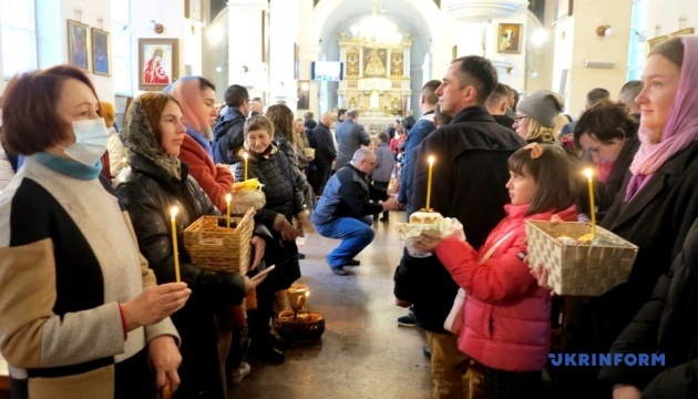 На Великодню літургію у Ризькій парафії УГКЦ прийшли українські біженці