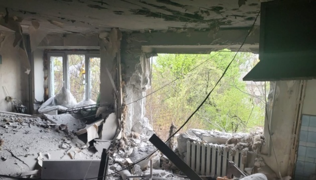 На Луганщині росіяни зруйнували сім будинків та втретє влучили в нафтопереробний завод