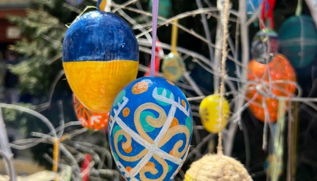 Українська громада прикрасила Великоднє дерево у Вселенському Патріархаті