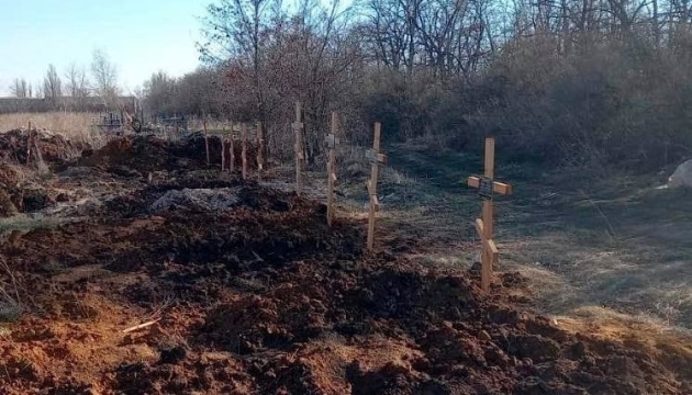 росіяни брешуть, що рови для масових поховань під Маріуполем зробили ЗСУ