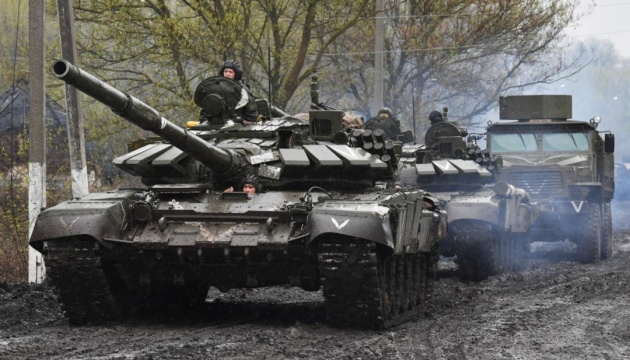 Enemy military vehicle columns driving westwards via Mariupol – Andriushchenko