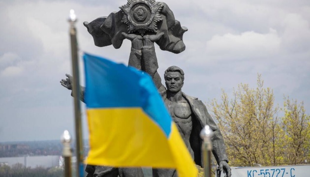  У Києві під час демонтажу під аркою дружби народів обезголовили «російського робітника»