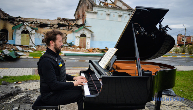 В Ірпені на підтримку України виступив видатний піаніст Даріус Мажинтас