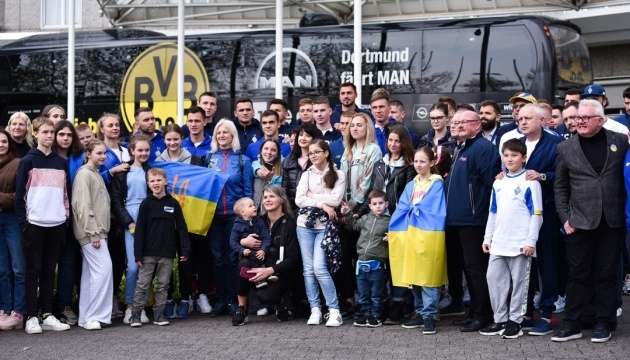 Футболісти «Динамо» зустрілися у Дортмунді з українськими біженцями