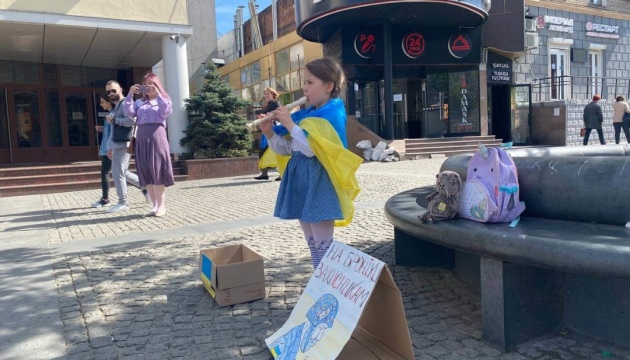 Шестирічна дівчинка з Дніпра збирає гроші для ЗСУ, граючи на флейті