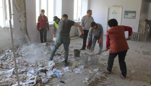 Волонтери із будівельного батальйону розбирають завали у Тростянецькій лікарні