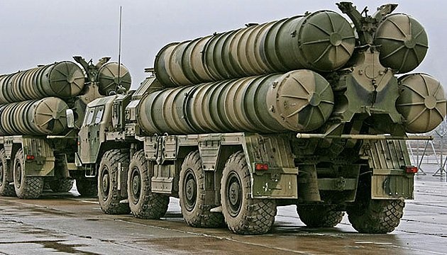 Militares ucranianos reciben un sistema de misiles S-300 de los países socios