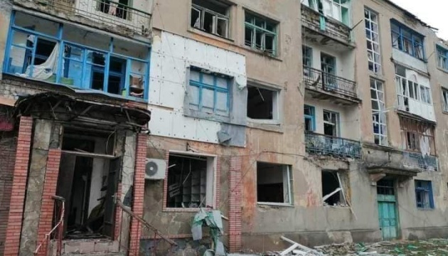 російські обстріли зруйнували дві школи та 20 будинків на Луганщині