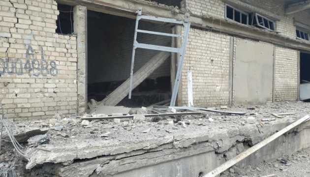 Обстріли на Дніпропетровщині: зруйновані пусті ангари для зерна, пошкоджені будівлі у промзоні