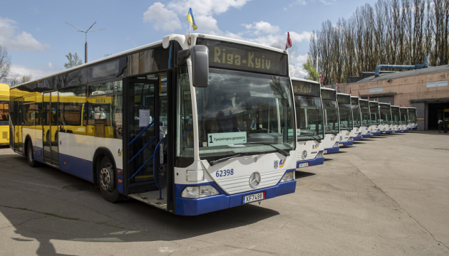 Рига передала Києву 11 сучасних автобусів та гумдопомогу