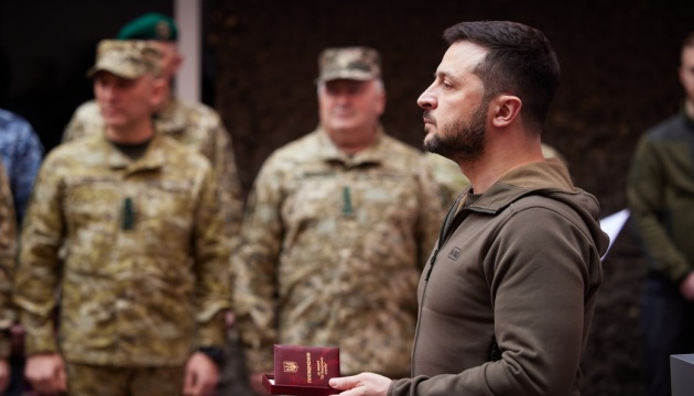 «Вдячний кожному й кожній, хто боронить кордон»: Зеленський нагородив прикордонників
