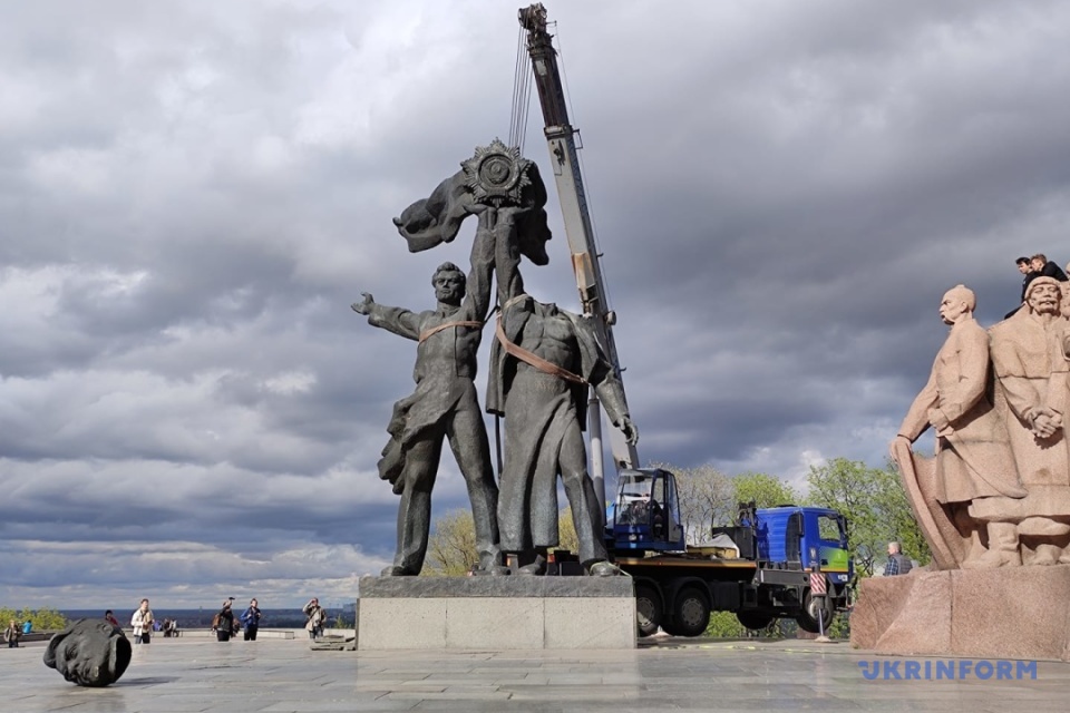 En Kyiv, durante el desmantelamiento bajo el Arco de la Amistad de los Pueblos, fue decapitado un 