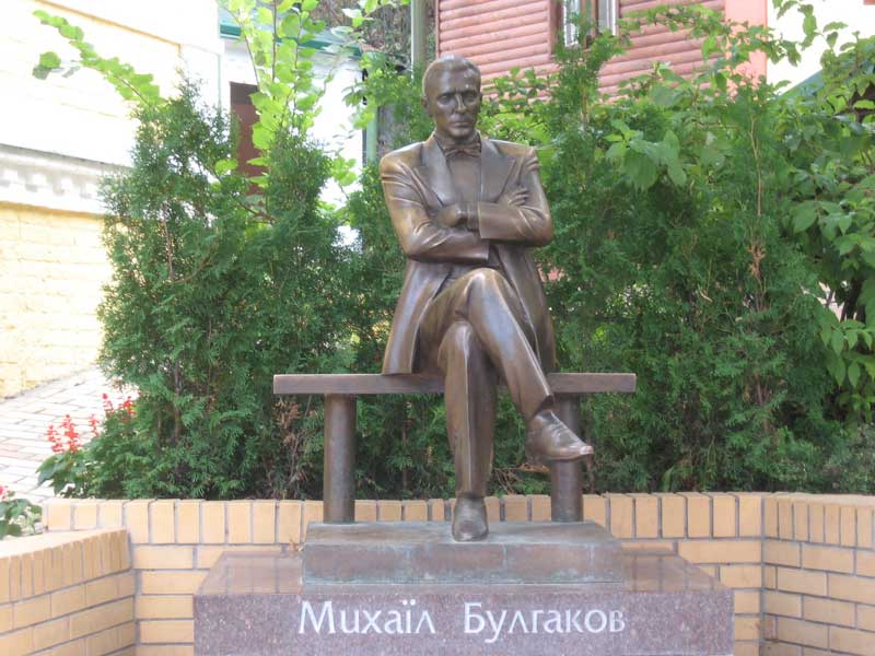 Пам’ятник М. Булгакову на Андріївському узвозі – чи залишиться він у Києві?