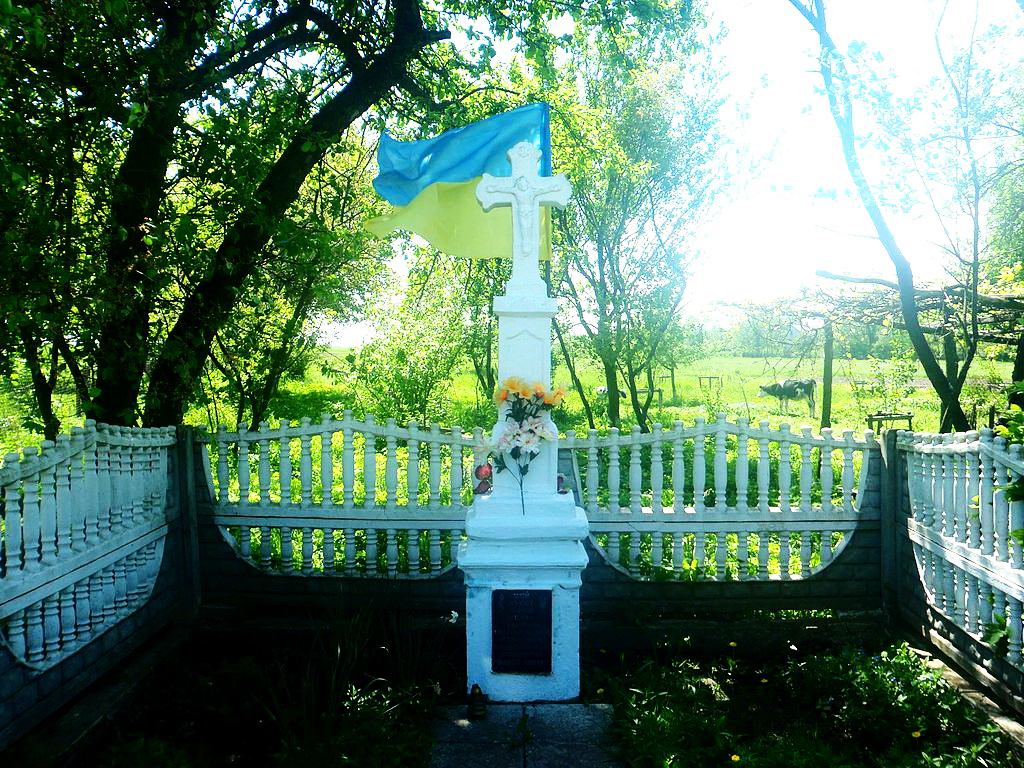Пам'ятний хрест у селі Шутова  Яворівського району  Львівської області неподалік місця загибелі Юрія Липи.