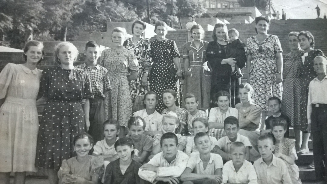Одеса, Потьомкінські сходи, початок 50-их років. Людмила Пігнаста – у верхньому ряду в центрі (в темній сукні в горошок) разом з учнями Андрієво-Іванівської середньої школи, яких привезла на екскурсію
