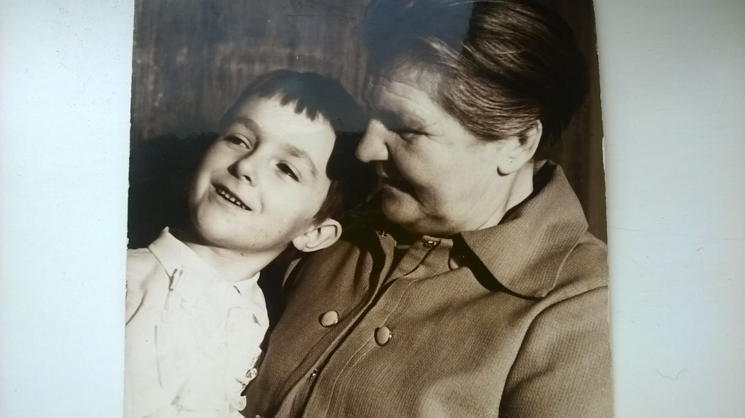Людмила Никифорівна з онуком Русланом; початок 70-их