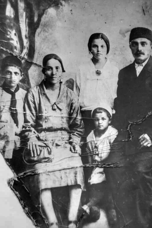 Родина Зери Баталової світлина з родинного архіву (справа наліво: дідусь Меджит Ганієв, тітка Біян, Бабуся Фатма, дядя Енвер Меджитов мама Зери, Нуріє)