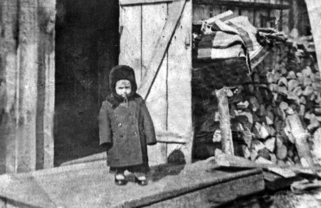 Кримськотатарський хлопчик, депортований з Криму за «зраду Радянського Союзу» — «співпрацю з німцями», у місці спецпоселення. 1944, Красновішерськ, Молотовська область.