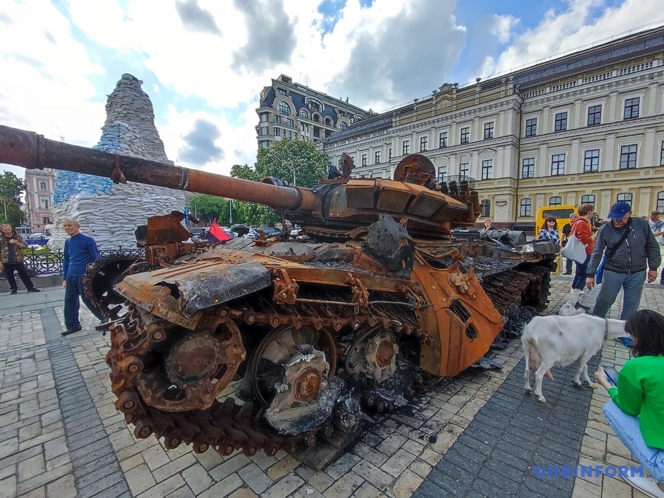 キーウ市で破壊されたロシア軍兵器の屋外展示開始