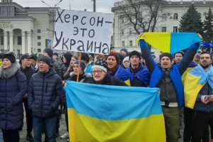 Kherson resistance. Russian-speaking locals take to streets chanting “Get out!” in Ukrainian, addressing invaders