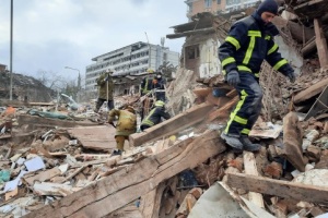 В Харькове из-под завалов зданий спасатели извлекли тела более 150 погибших