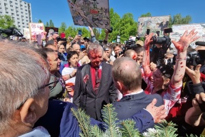 ambasador federacji rosyjskiej w Polsce oblany czerwoną farbą