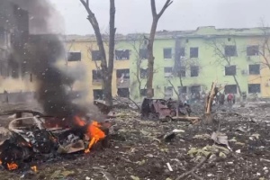 У Маріуполі росіяни почали розбирати завали пологового будинку, який раніше самі розбомбили