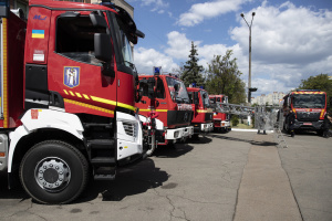 Киев передал спасателям 12 спецавтомобилей