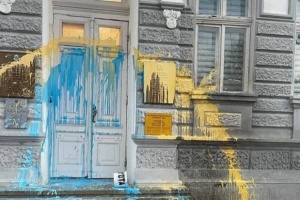Облиті жовтою і блакитною фарбою двері адмінбудівлі у Криму розцінили як теракт