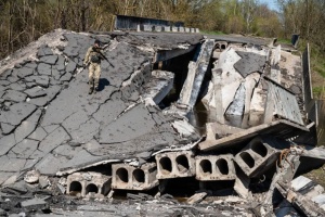 Зеленський показав світлини руйнувань в Україні: Відновлення має стати історичним прикладом