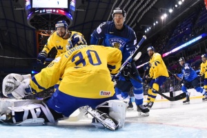 ЧМ по хоккею: Финляндия по буллитам уступила Швеции, Швейцария обыграла Словакию