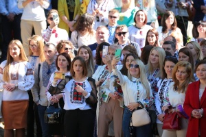 У Львові у День вишиванки презентували унікальний український одяг та співали патріотичих пісень
